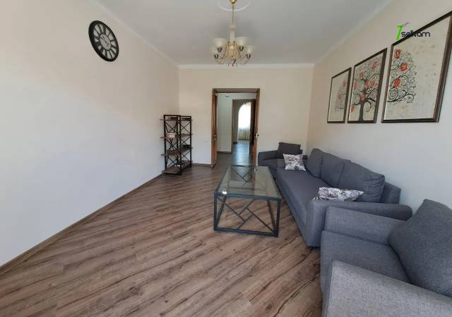 3 սենյականոց բնակարան Չարենցի փողոցում, 90 ք.մ., 3/5 հարկ, 2 սանհանգույց, բարձր առաստաղներ