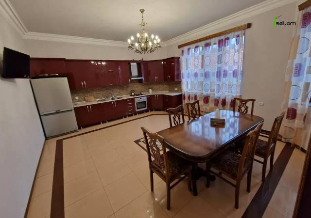 Երկու հարկանի քարե տուն, Եղվարդի խճուղի Զովունիում, 1000 ք.մ., 3+ սանհանգույց, եվրովերանորոգված