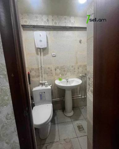 1 սենյականոց բնակարան Արցախի պողոտայում, 25 ք.մ., 1/4 հարկ, կապիտալ վերանորոգված, քարե շենք