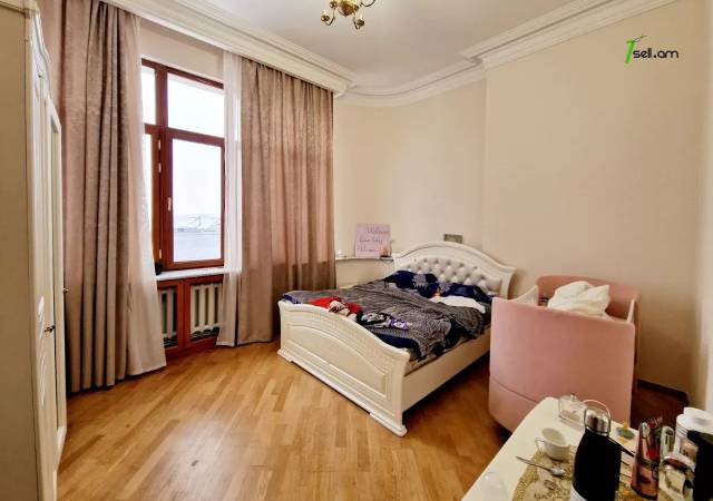 Երկու հարկանի քարե տուն, Դուրյան թաղամաս Ավանում, 2400 ք.մ., 3+ սանհանգույց, մեծ հողամաս