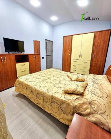 Երկու հարկանի քարե տուն Զովունի 6 փողոցում Զովունիում, 470 ք.մ., 2 սանհանգույց, կապիտալ վերանորոգված