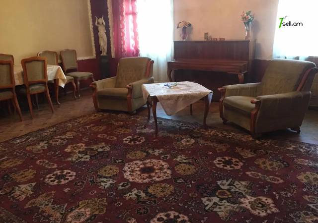 3 սենյականոց բնակարան Կիևյան փողոցում, 90 ք.մ., 3/5 հարկ, 2 սանհանգույց, բարձր առաստաղներ, քարե շենք
