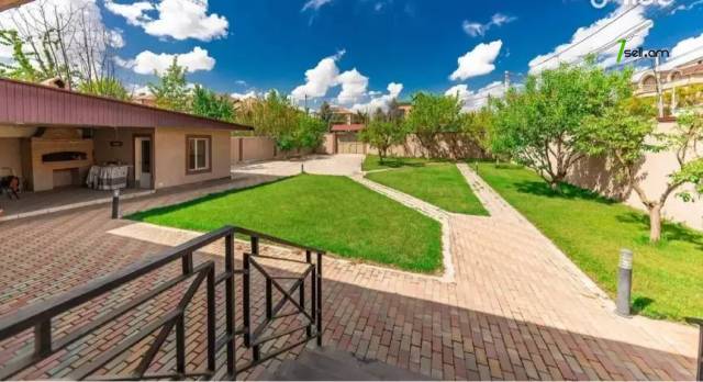 Երկու հարկանի քարե տուն Ծարավ Աղբյուրի փողոցում Ավանում, 484 քմ, 3+ սանհանգույց