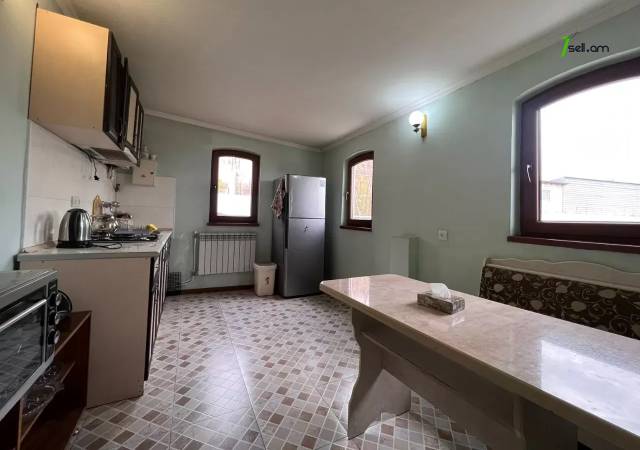 Երկու հարկանի քարե տուն Անտառային փողոցում կենտրոնում, 350 ք.մ., 3+ սանհանգույց, եվրովերանորոգված