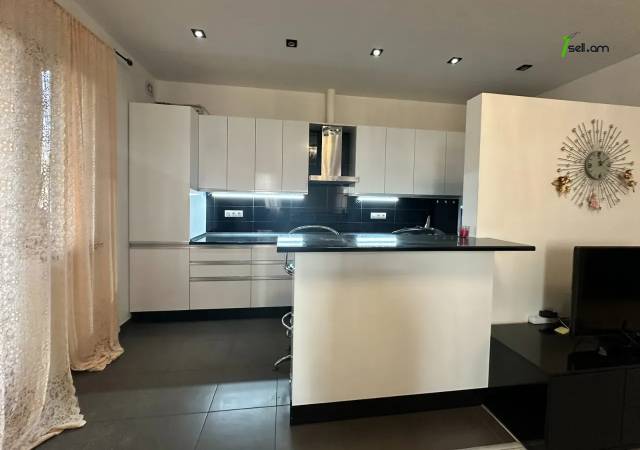 3 սենյականոց բնակարան Բրյուսովի փողոցում, 78 ք.մ., 2 սանհանգույց, կապիտալ վերանորոգված, քարե շենք