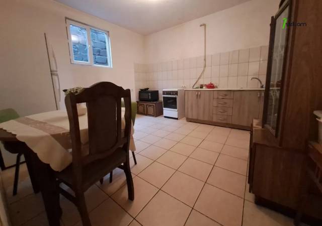 Երկու հարկանի քարե տուն Մայիսի 9-ի փողոցում Շենգավիթում, 300 ք.մ., 2 սանհանգույց