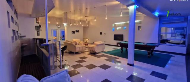 Ընդարձակ 5 սենյականոց բնակարան Մեսրոպ Մաշտոցի պողոտայում, 310 ք.մ., 2 սանհանգույց, բարձր առաստաղներ