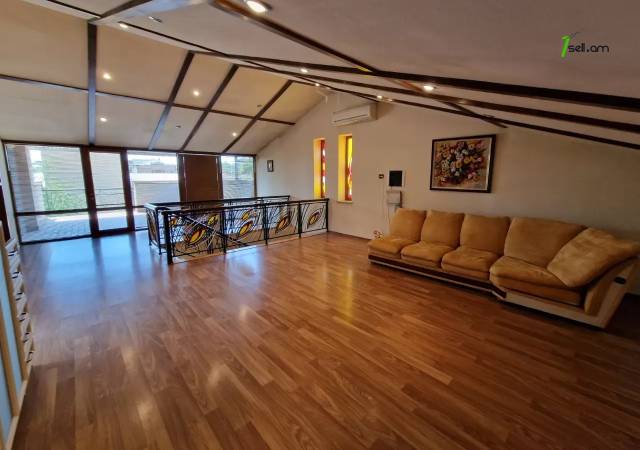 Երեք հարկանի քարե տուն, Ձոր 1 թաղամաս Դավիթաշենում, 800 ք.մ., 3+ սանհանգույց, կապիտալ վերանորոգված