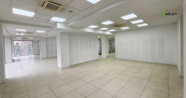 Բազմաֆունկցիոնալ գույք Հանրապետության փողոցում կենտրոնում, 1200 ք.մ.