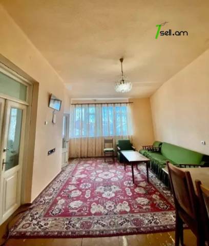 Երկու հարկանի քարե տուն Էրեբունու փողոցում Էրեբունիում, 500 քմ, 2 սանհանգույց