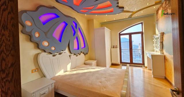 Երեք հարկանի քարե տուն Մոլդովական փողոցում Նոր Նորքում, 1240 քմ, 3+ սանհանգույց