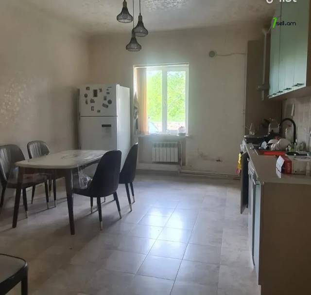 Երկու հարկանի տուն Կնունյանց փողոցում Եղվարդում, 300 քմ, 3+ սանհանգույց, կապիտալ վերանորոգված