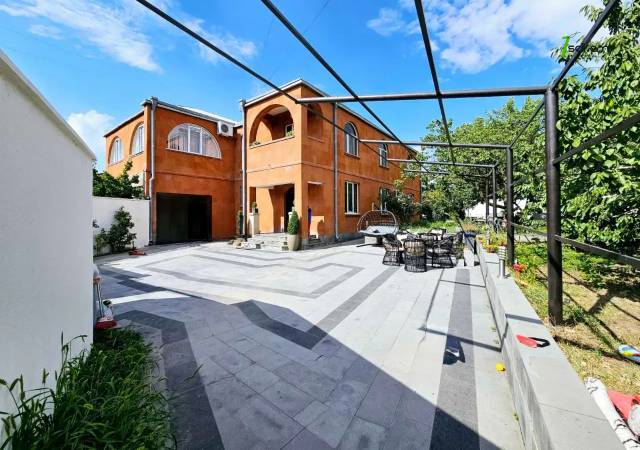 Երկու հարկանի քարե տուն Քանաքեռ Զեյթունում, 1600 ք.մ., 3+ սանհանգույց, կապիտալ վերանորոգված