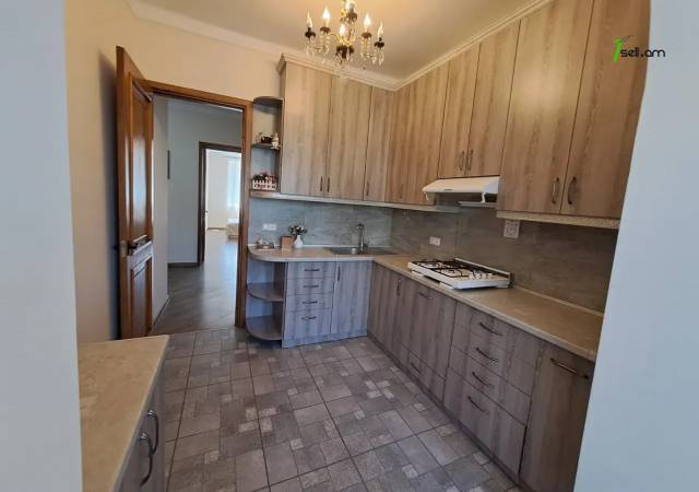 3 սենյականոց բնակարան Չարենցի փողոցում, 90 ք.մ., 3/5 հարկ, 2 սանհանգույց, բարձր առաստաղներ