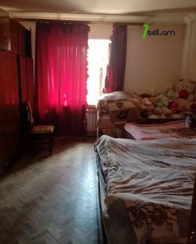 Երեք հարկանի քարե տուն Նոր Արեշի 37րդ փողոցում Էրեբունիում, 536 ք.մ., 2 սանհանգույց