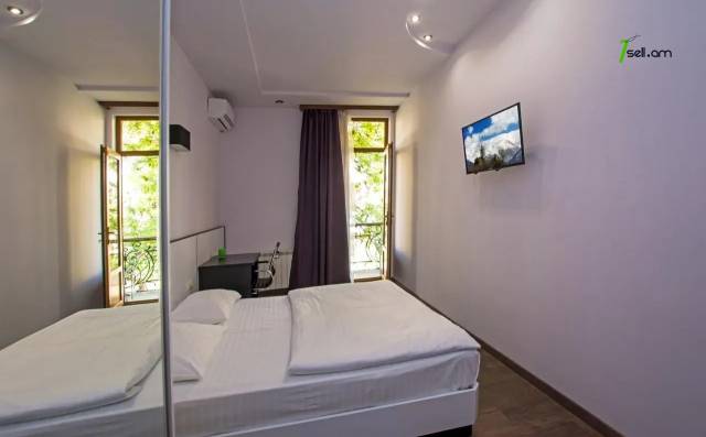 4 սենյականոց բնակարան Հանրապետության փողոցում, 82 քմ, նախավերջին հարկ, 3+ սանհանգույց