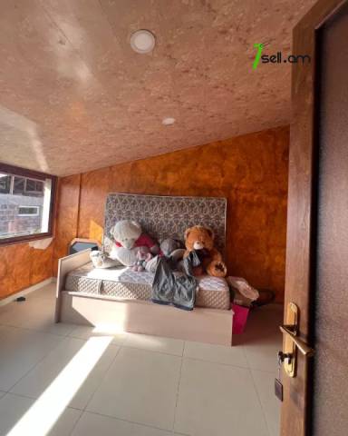 Երկու հարկանի քարե տուն, Թբիլիսյան խճուղի Արաբկիրում, 900 ք.մ., 3+ սանհանգույց, եվրովերանորոգված