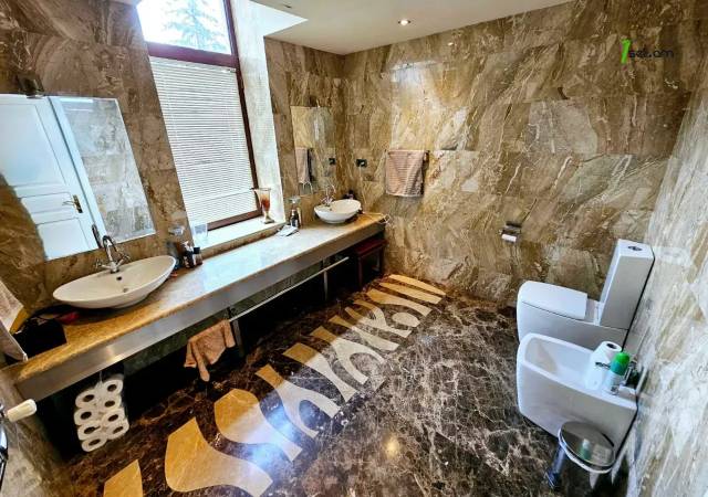 Երեք հարկանի տուն Արաբկիրում, 3200 ք.մ., 3+ սանհանգույց, մեծ հողամաս, կապիտալ վերանորոգված