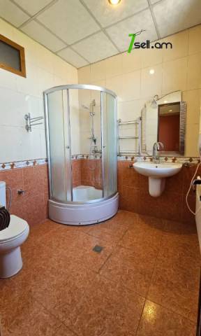 Չորս հարկանի քարե տուն Գարեգին Հովսեփյանի փողոցում Նորք Մարաշում, 2265 քմ, 3+ սանհանգույց