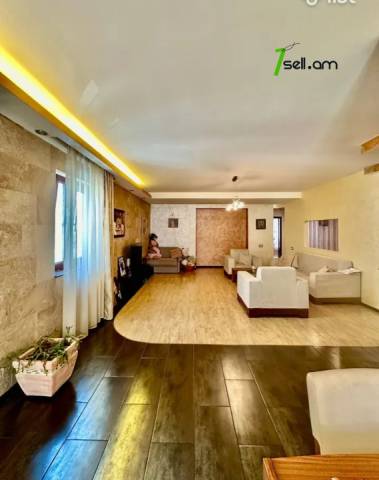 3 սենյականոց բնակարան Սայաթ-Նովայի պողոտայում, 112 քմ, նախավերջին հարկ, եվրովերանորոգված, քարե շենք