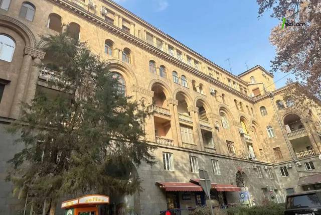 3 սենյականոց բնակարան Մոսկովյան փողոցում, 110 ք.մ., նախավերջին հարկ, բարձր առաստաղներ