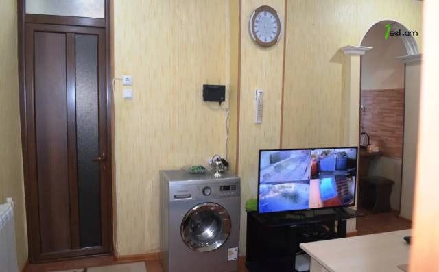 3 սենյականոց բնակարան Շիրակացի փողոցում, 81 ք.մ., 1/3 հարկ, եվրովերանորոգված, քարե շենք