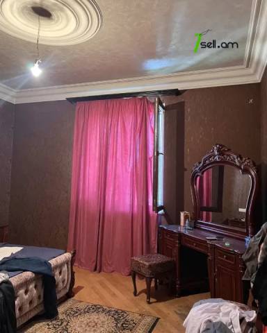 Երկու հարկանի քարե տուն, Թբիլիսյան խճուղի Արաբկիրում, 900 ք.մ., 3+ սանհանգույց, եվրովերանորոգված