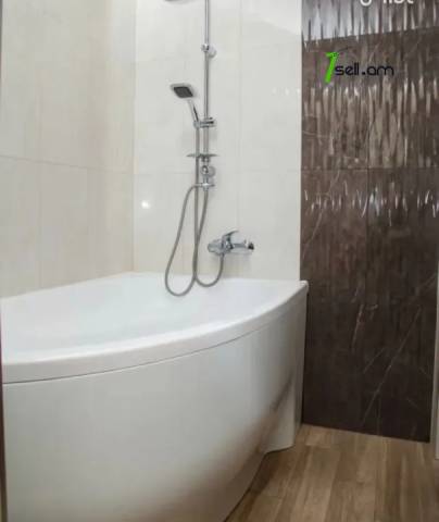 3 սենյականոց բնակարան Մաշտոցի պողոտայում, 100 ք.մ., 2 սանհանգույց, բարձր առաստաղներ, 6/12 հարկ