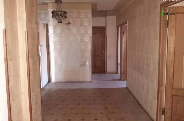 4 սենյականոց բնակարան Աղբյուր Սերոբի փողոցում, 106 ք.մ., 8/16 հարկ, մասնակի վերանորոգում