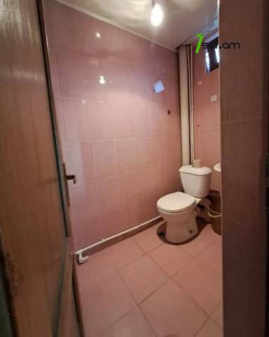 Երկու հարկանի քարե տուն Ռոստովյան փողոցում Էրեբունիում, 100 ք.մ.