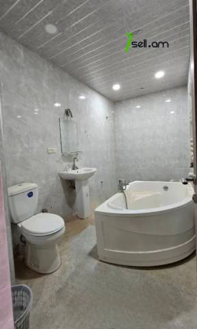 Երկու հարկանի քարե տուն Սամվել Գևորգյան փողոցում Դավթաշենում, 620 քմ, 2 սանհանգույց