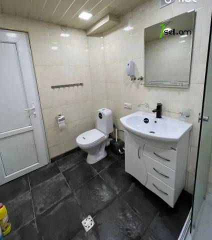 4 սենյականոց բնակարան, Hanrapetutyan Street, 90 ք.մ., բարձր առաստաղներ, նախավերջին հարկ