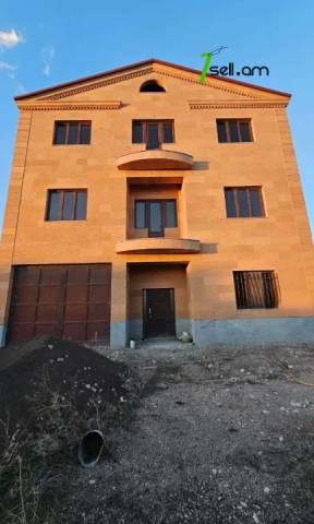 Երեք հարկանի քարե տուն Խաչատուր Աբովյանի 21-րդ փողոցում Առինջում, 1360 ք.մ., 3+ սանհանգույց