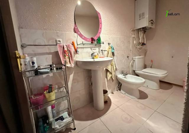 4 սենյականոց բնակարան Մեսրոպ Մաշտոցի պողոտայում, 135 ք.մ., 2 սանհանգույց, կապիտալ վերանորոգված