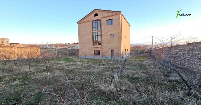 Երեք հարկանի քարե տուն Խաչատուր Աբովյանի 21-րդ փողոցում Առինջում, 1360 ք.մ., 3+ սանհանգույց