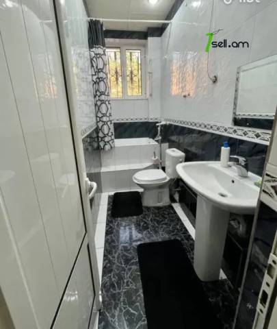 Չորս հարկանի քարե տուն Սիմեոն Երևանցու փողոցում կենտրոնում, 550 ք.մ., 3+ սանհանգույց