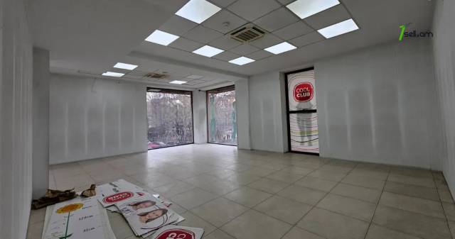 Բազմաֆունկցիոնալ գույք Հանրապետության փողոցում կենտրոնում, 1200 ք.մ.