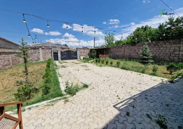 Երկու հարկանի քարե տուն Բագրևանդի 23-րդ փողոցում Նոր Նորքում, 800 ք.մ., 3+ սանհանգույց