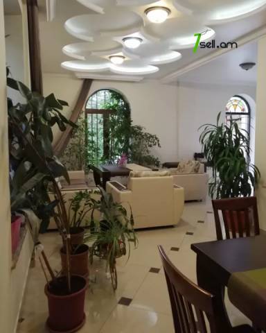 Երեք հարկանի քարե տուն, Ավան-Առինջ 2-րդ միկրոշրջան Ավանում, 1020 ք.մ., 3+ սանհանգույց