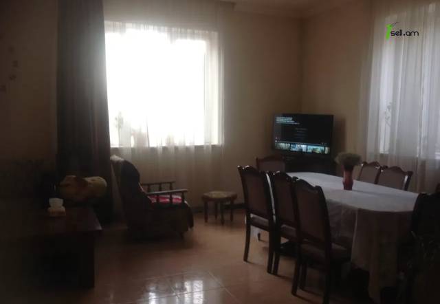 Երկու հարկանի քարե տուն Ազատամարտիկների փողոցում Էրեբունիում, 200 ք.մ., 2 սանհանգույց