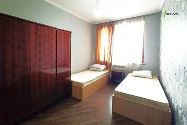 3 սենյականոց բնակարան Ավետիս Ահարոնյան փողոցում, 77 ք.մ., 2/5 հարկ, կապիտալ վերանորոգված, քարե շենք