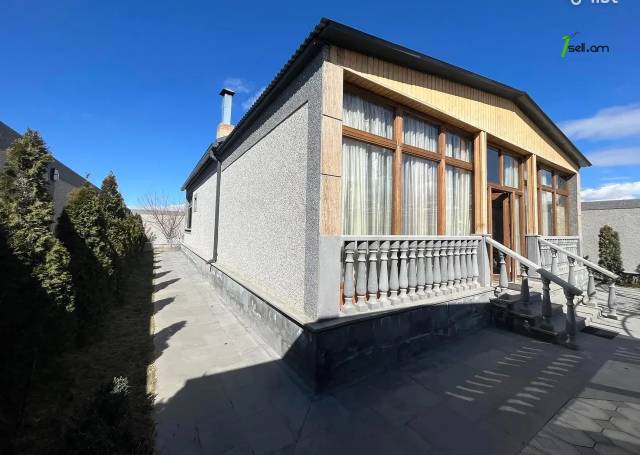 Մեկ հարկանի տուն, Azatutyan Street Ձորաղբյուրում, 550 ք.մ., 3+ սանհանգույց, կապիտալ վերանորոգված