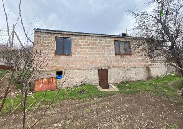 Մեկ հարկանի քարե տուն 1-ին փողոցում Գառնիում, 125 ք.մ., 2 սանհանգույց