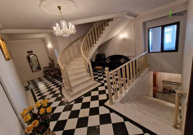 Բազմաֆունկցիոնալ գույք Պարոնյան փողոցում կենտրոնում, 280 ք.մ.