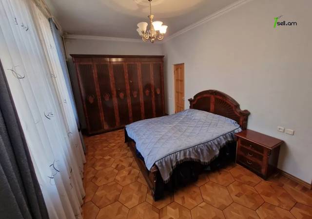 Երեք հարկանի քարե տուն Աջափնյակում, 500 ք.մ., 3+ սանհանգույց, եվրովերանորոգված