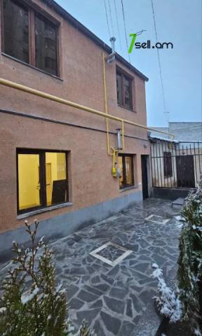 Երկու հարկանի քարե տուն Վահրամ Փափազյան փողոցում Արաբկիրում, 320 ք.մ., 2 սանհանգույց