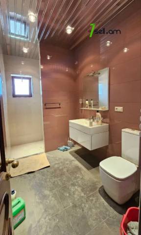 Երկու հարկանի քարե տուն Հայրիկ Մուրադյան փողոցում Արաբկիրում, 460 քմ, 3+ սանհանգույց