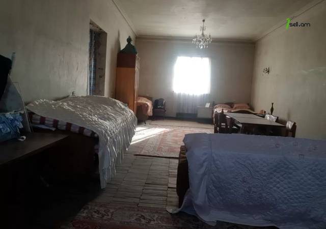 Երկու հարկանի քարե տուն Աբովյանում, 1600 ք.մ.