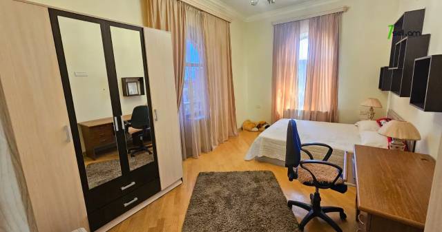 Երկու հարկանի քարե տուն Սիլիկյան 5-րդ փողոցում Աջափնյակում, 3000 քմ, 2 սանհանգույց, մեծ հողամաս