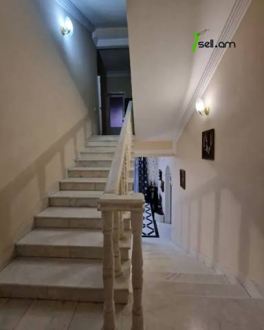 Երեք հարկանի քարե տուն Պարոնյան փողոցում կենտրոնում, 550 քմ, 3+ սանհանգույց, եվրովերանորոգված